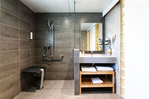 Quadruple Room, 1 Bedroom, Accessible | Bathroom
