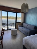 华丽四人房 | 客房内保险箱、熨斗/熨板、免费 WiFi、床单