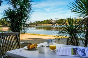 Desayuno buffet diario (EUR 16 por persona)
