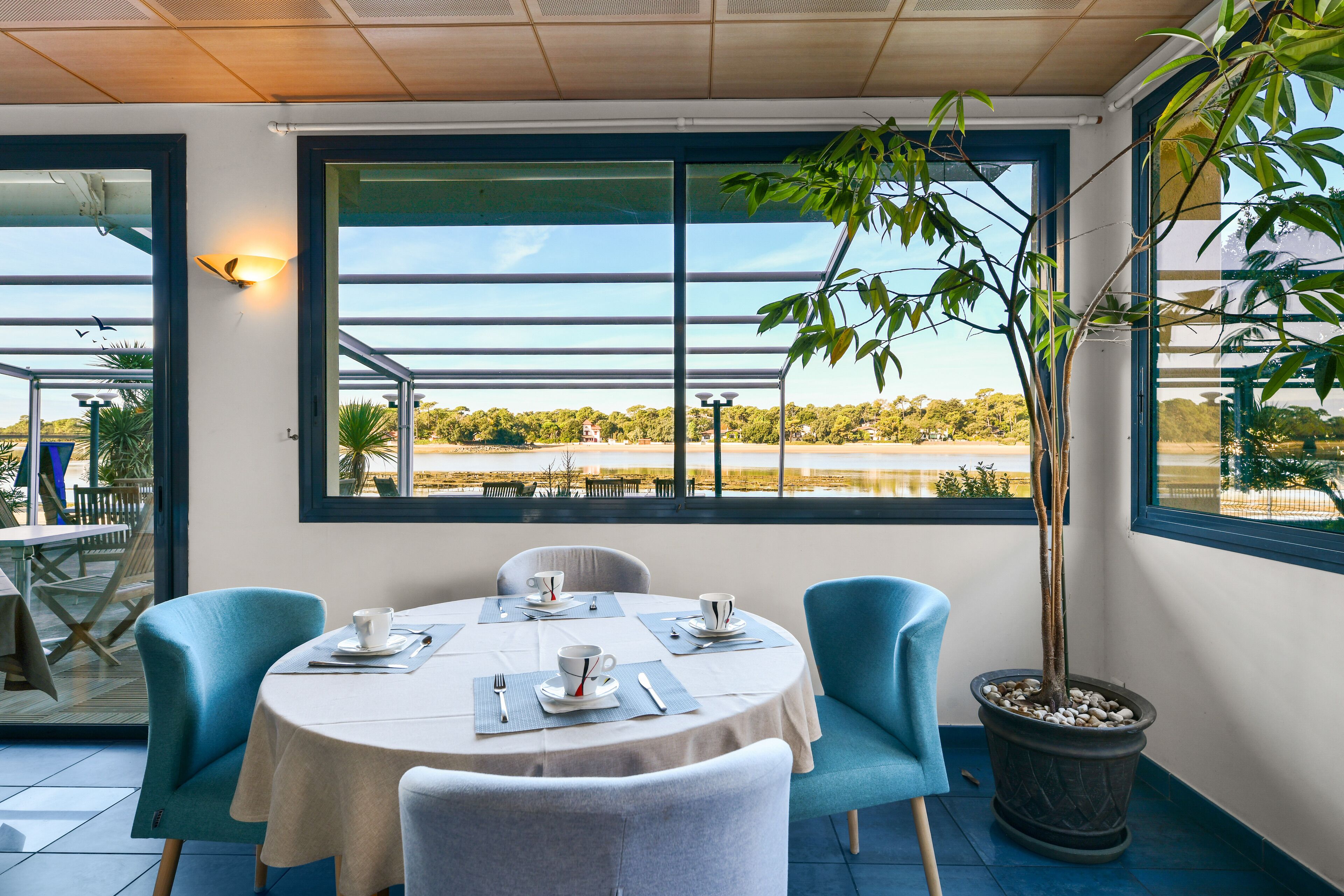 Petit déjeuner buffet servi tous les jours en supplément