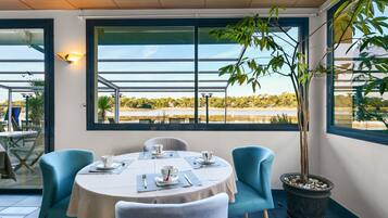 Petit déjeuner buffet servi tous les jours en supplément