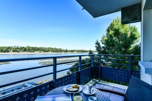 Suite junior, vista al lago | Vista del balcón