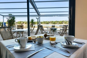 Desayuno buffet diario (EUR 16 por persona)