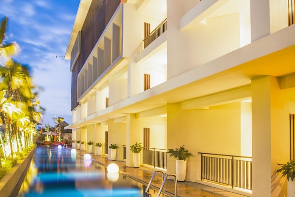 4 kolam renang outdoor