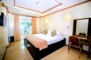 In-room safe, desk, rollaway beds, free WiFi - Willy's Beach Hotel (Boracay Island)
