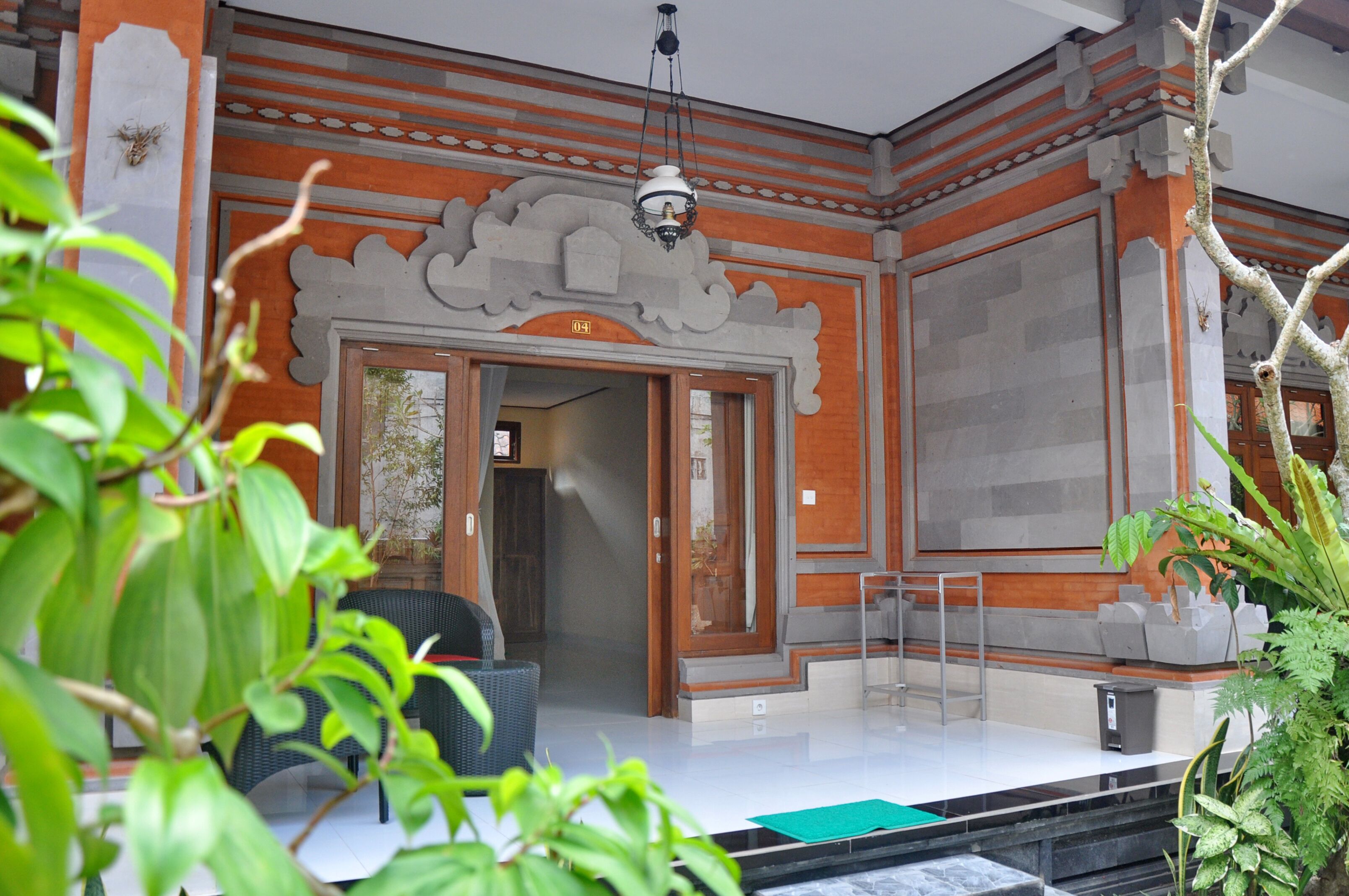 Un edificio tradizionale con architettura elaborata, caratterizzato da un'imponente porta in legno e colonne decorative.