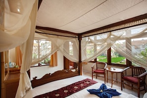 Suite with Garden View | Egyptian cotton sheets, minibar, in-room safe, desk - Nick's Pension (Ubud)