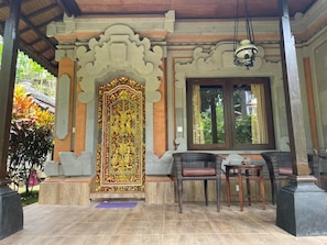 标准双人房 (Suite with Garden View) | 埃及棉床单、迷你吧、客房内保险箱、办公桌