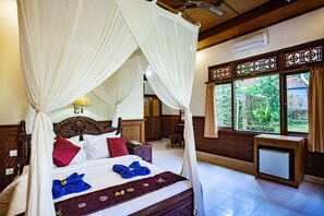 Deluxe With Shower | Egyptian cotton sheets, minibar, in-room safe, desk - Nick's Pension (Ubud)