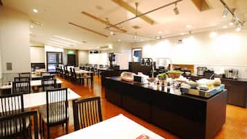 每日供应自助式早餐(每人 JPY 1400)
