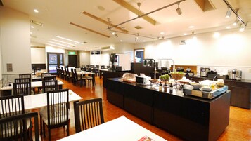 Daily buffet breakfast (JPY 1400 per person)