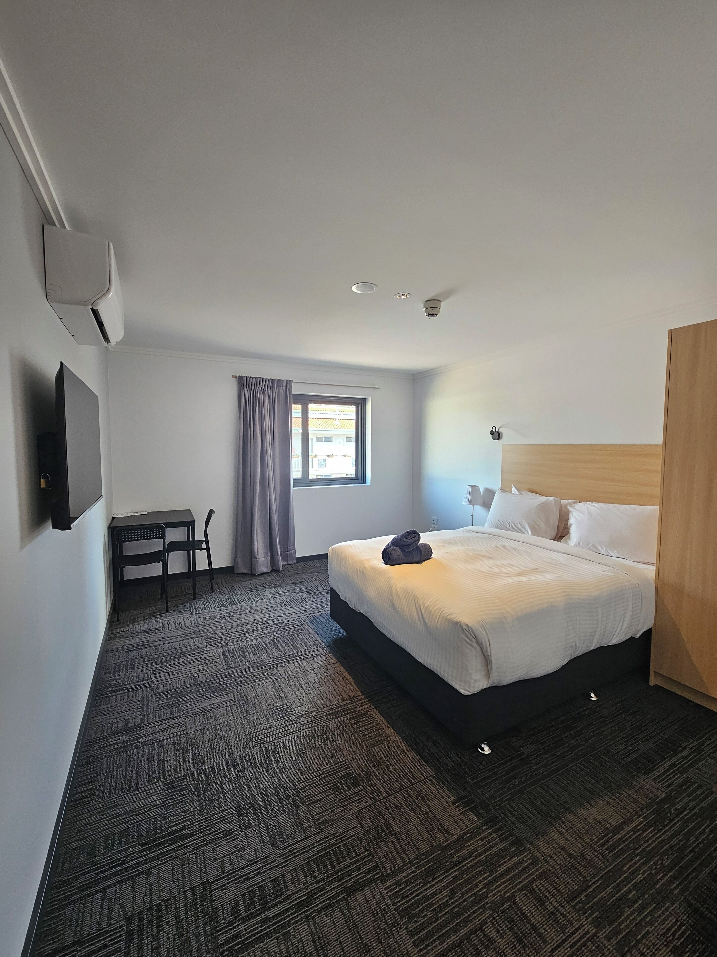 Superior Room, 1 Queen Bed, Non Smoking | Free WiFi, bed sheets