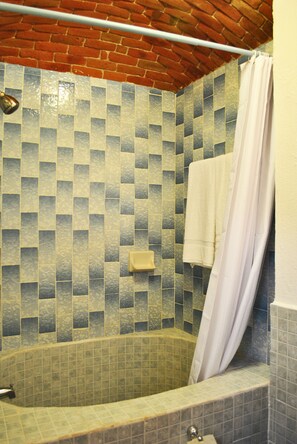 Deep-soaking bathtub - Casa Geranios Tequisquiapan (Tequisquiapan)