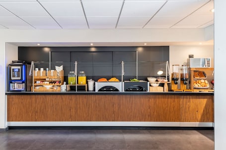 Desayuno completo gratuito y diario. City Express by Marriott Paraiso