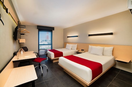 Escritorio y espacio para trabajar con un portátil. City Express by Marriott Paraiso