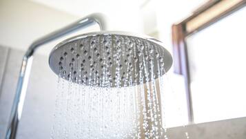 Un cabezal de ducha con agua corriendo.
