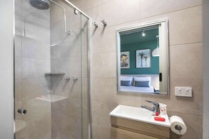 Ducha, cabezal de ducha tipo lluvia, secador de pelo, toallas