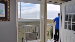 Master Bedroom | Premium bedding, WiFi (free) - Campbell House at Klipsan Beach (Ocean Park)