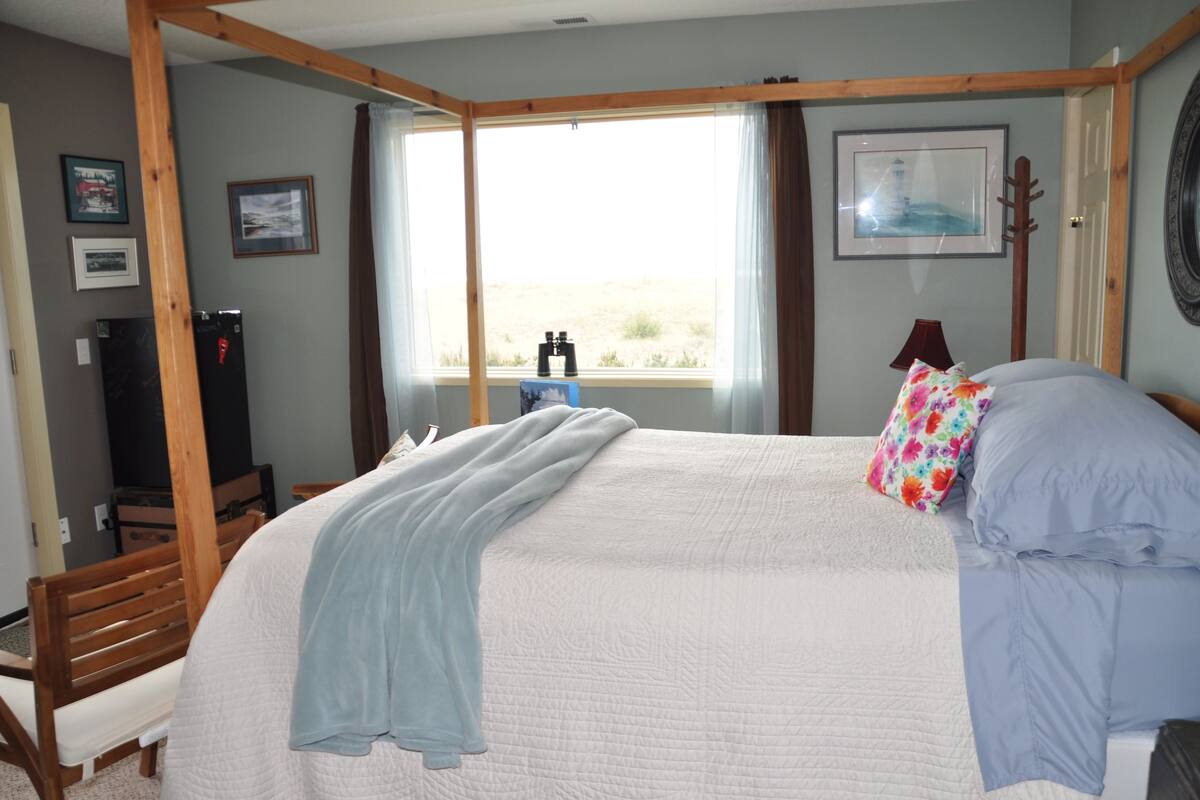 Master Bedroom | Premium bedding, WiFi (free)