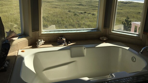 Master Bedroom | Deep soaking bathtub - Campbell House at Klipsan Beach (Ocean Park)