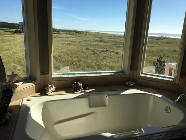 Master Bedroom | Deep soaking bathtub