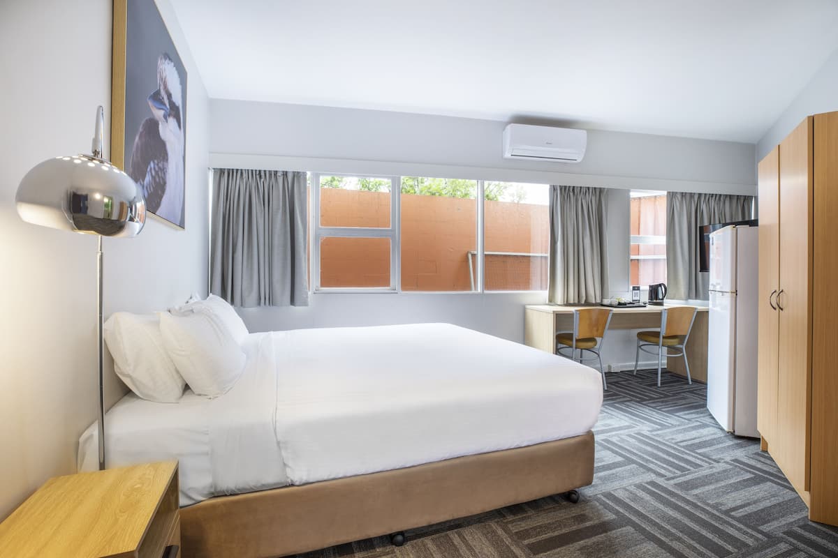 Standard-Studio, 1 Queen-Bett | Schreibtisch, Bügeleisen/Bügelbrett, kostenloses WLAN, Bettwäsche