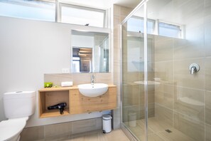 Studio Family | Bathroom | Shower, free toiletries, hair dryer, towels - Nightcap at Westside Hotel (Laverton North)