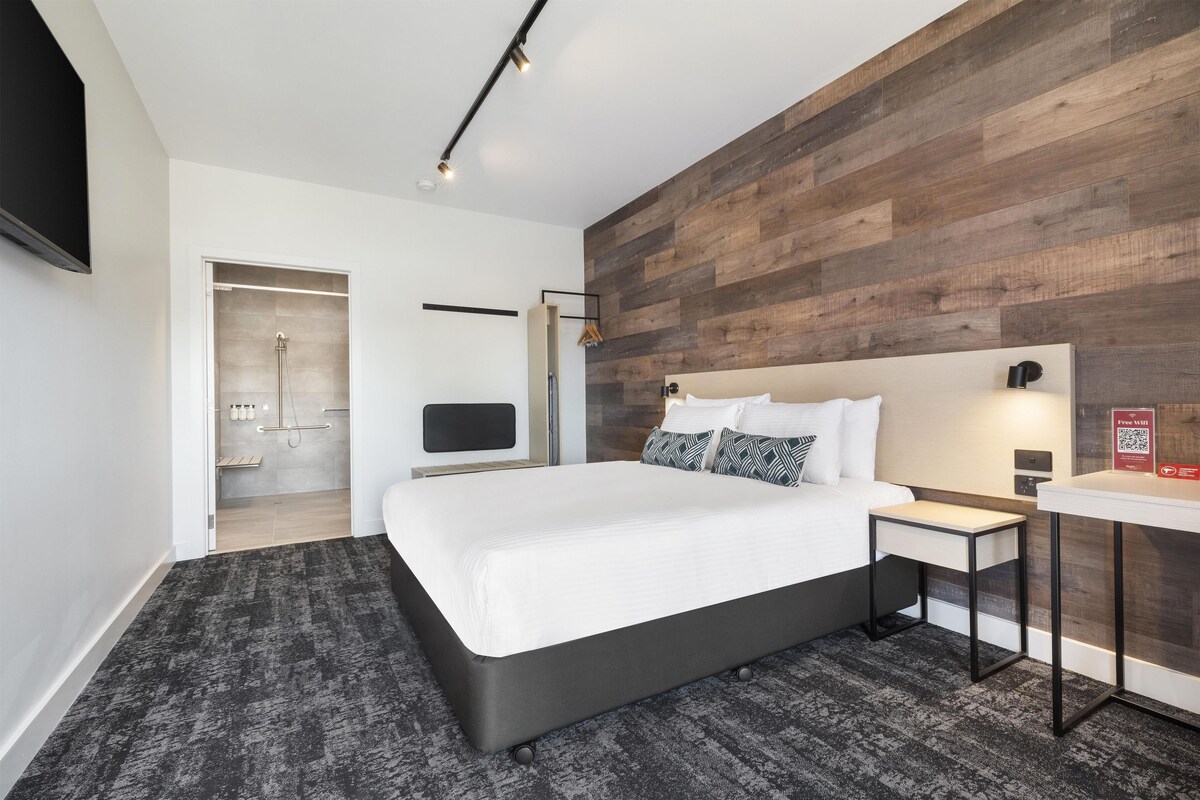 Estudio estándar, 1 cama Queen size, acceso para personas con movilidad reducida | Tabla de planchar con plancha, wifi gratis y ropa de cama 