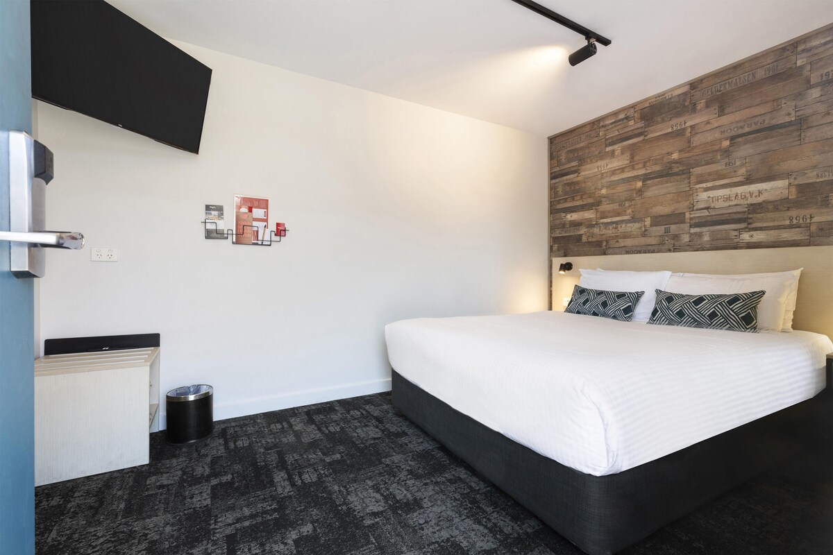 Estudio, 1 cama Queen size | Tabla de planchar con plancha, wifi gratis y ropa de cama 