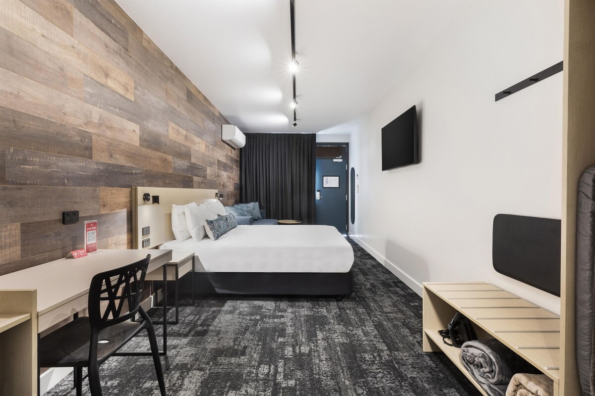 Estudio estándar, 1 cama Queen size y sofá cama | Tabla de planchar con plancha, wifi gratis y ropa de cama 