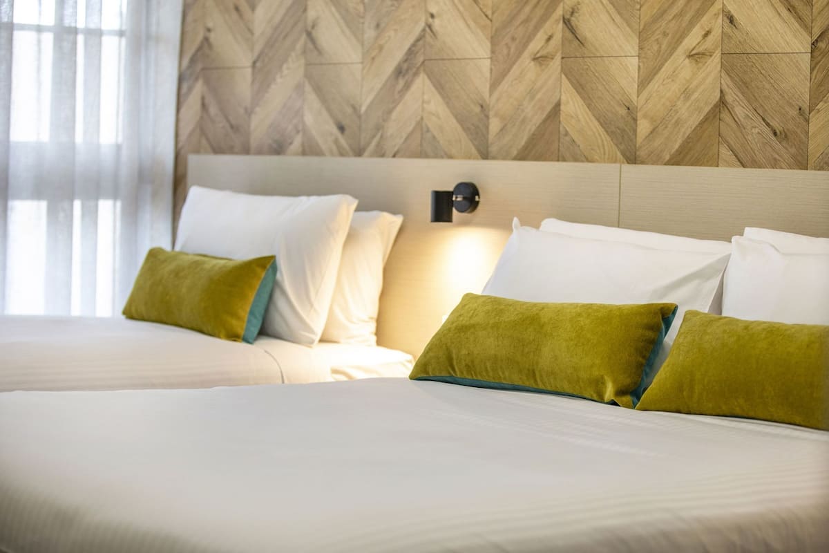 Tabla de planchar con plancha y ropa de cama