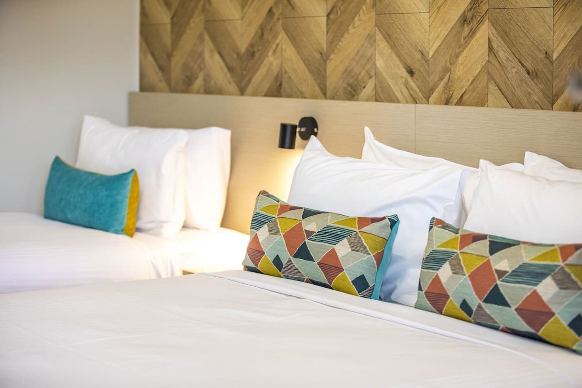 Tabla de planchar con plancha y ropa de cama