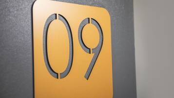 Een close-up van een bord met het nummer 09.
