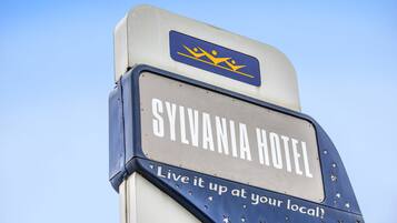 Ein Hotelschild mit dem Schriftzug "SYLVANIA HOTEL" und dem Slogan "Genieße es in deiner Nähe!"
