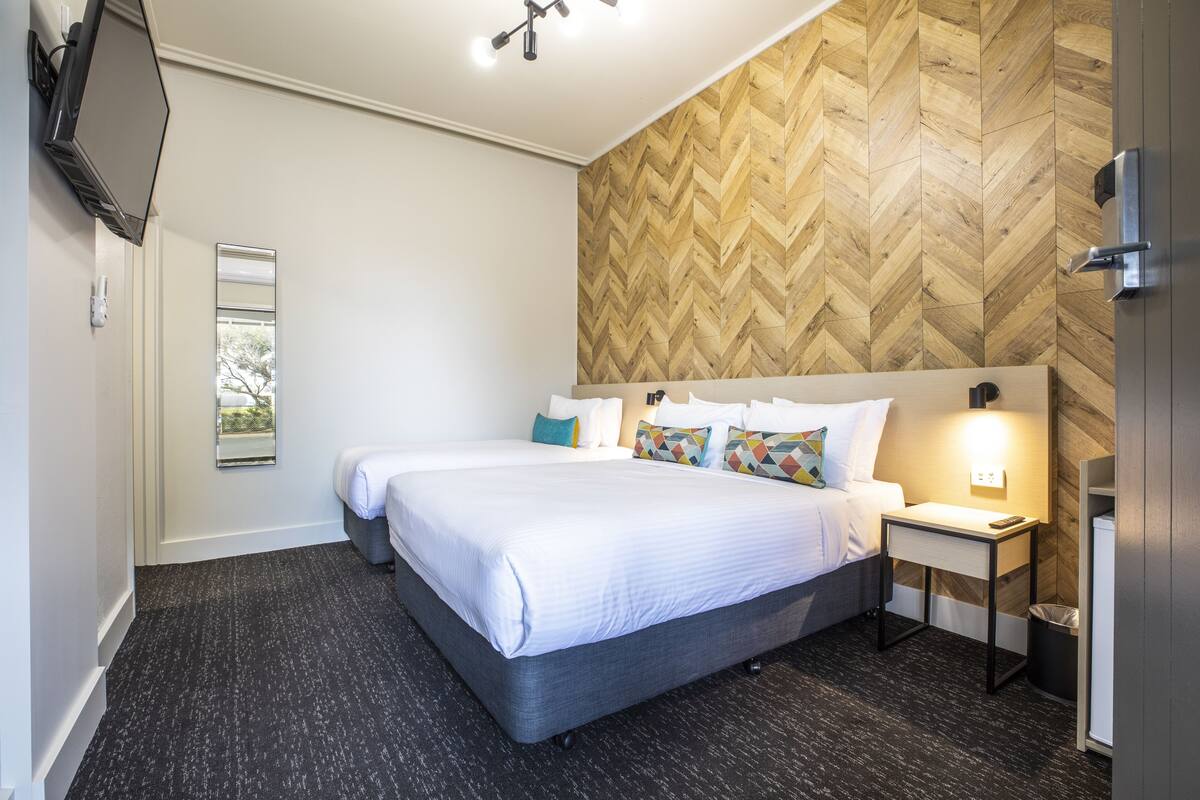 Studio Double & Extra Bed | Iron/ironing board, bed sheets
