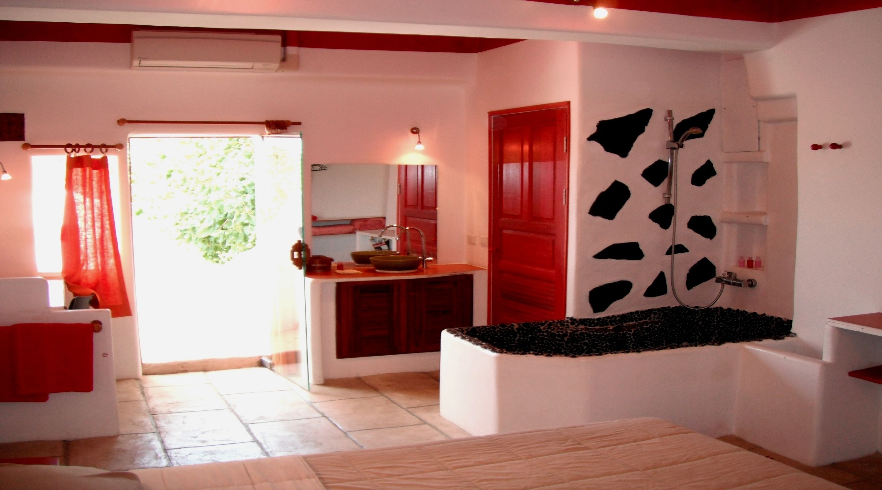 apartment, 2 bedrooms | bathroom | rainfall showerhead, free toiletries, hair dryer, towels