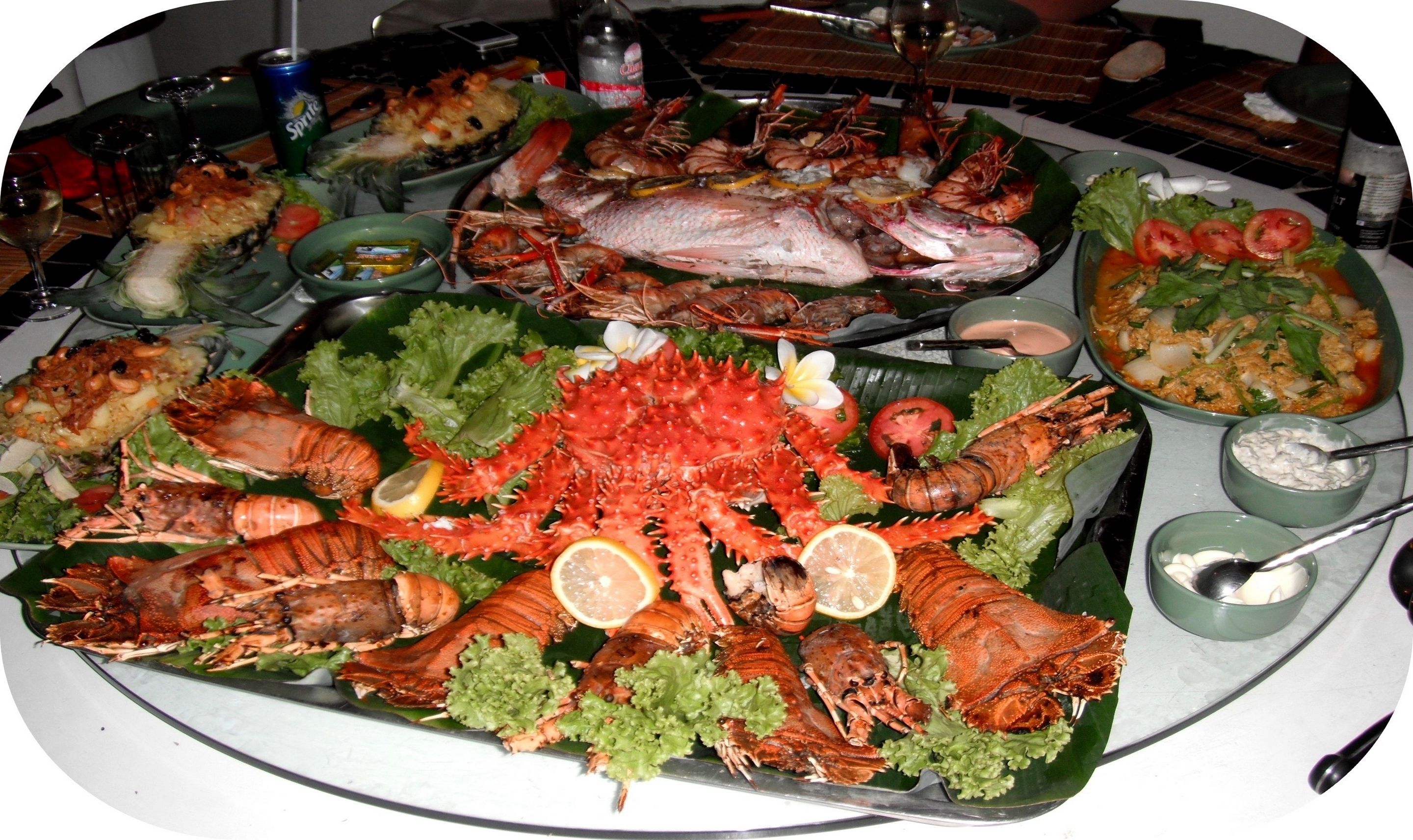 breakfast, lunch, dinner served; international cuisine