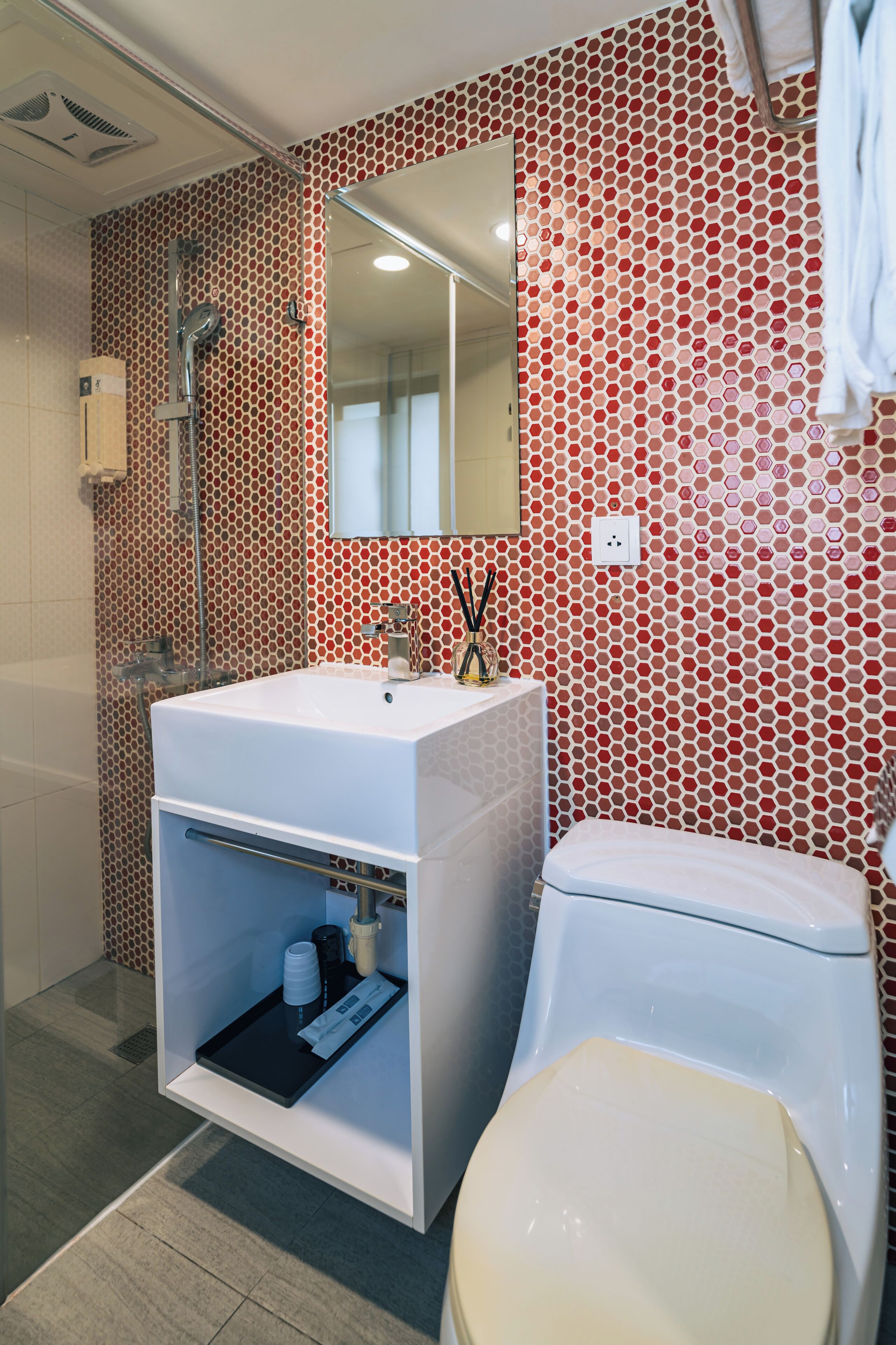 standard twin room, 2 single beds, non smoking, city view | bathroom | shower, hair dryer, towels, shampoo