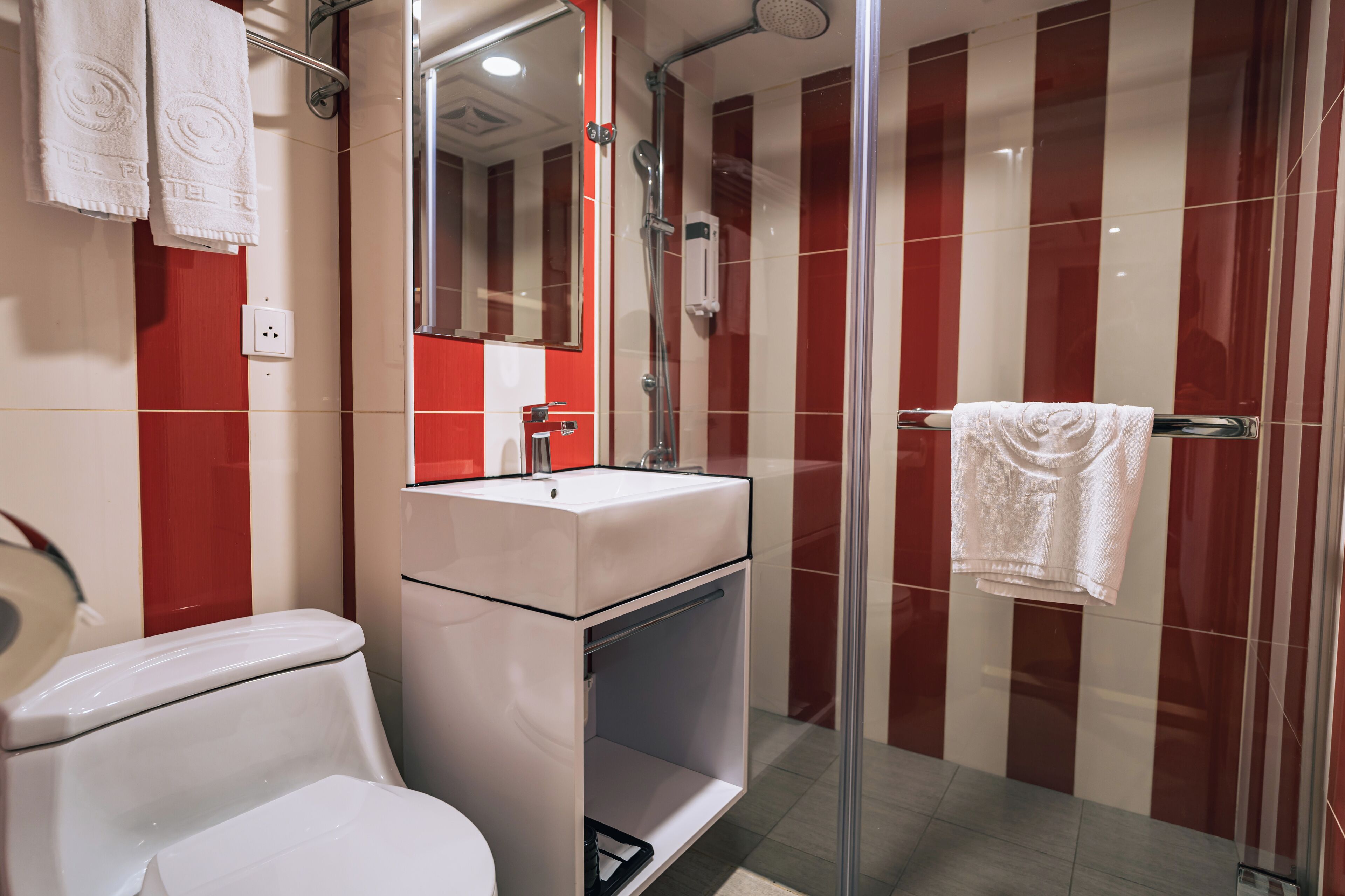 standard double room, 1 double bed, non smoking, city view | bathroom | shower, hair dryer, towels, shampoo