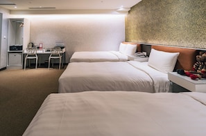 Grand Room, Multiple Beds, Non Smoking, No Windows