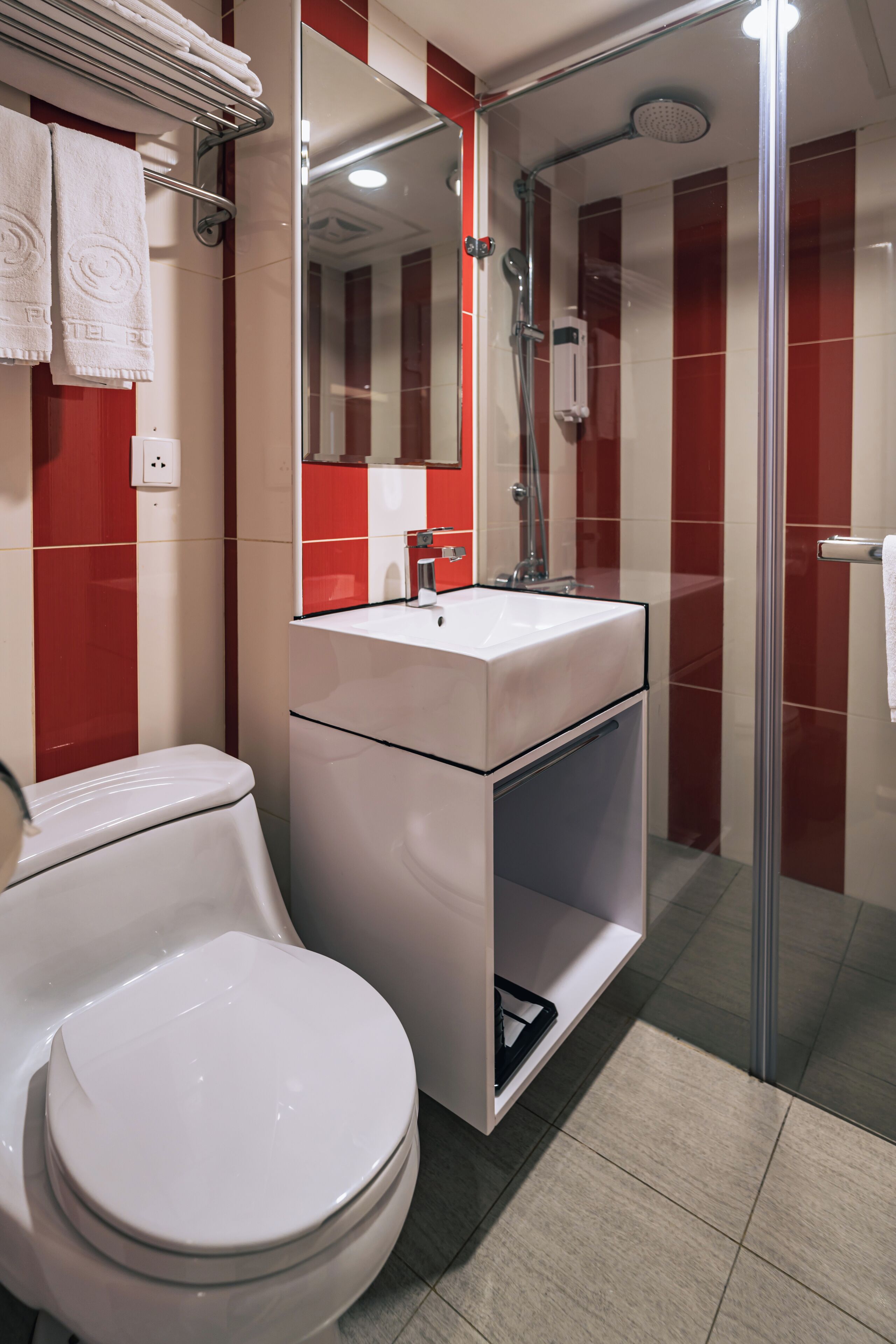 premier triple room, non smoking, no windows | bathroom | shower, hair dryer, towels, shampoo