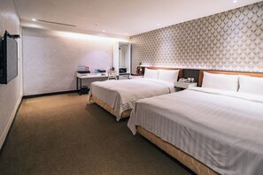 Familiekamer, 2 tweepersoonsbedden, niet-roken, geen ramen | Een kluis op de kamer, een bureau, een strijkplank/strijkijzer