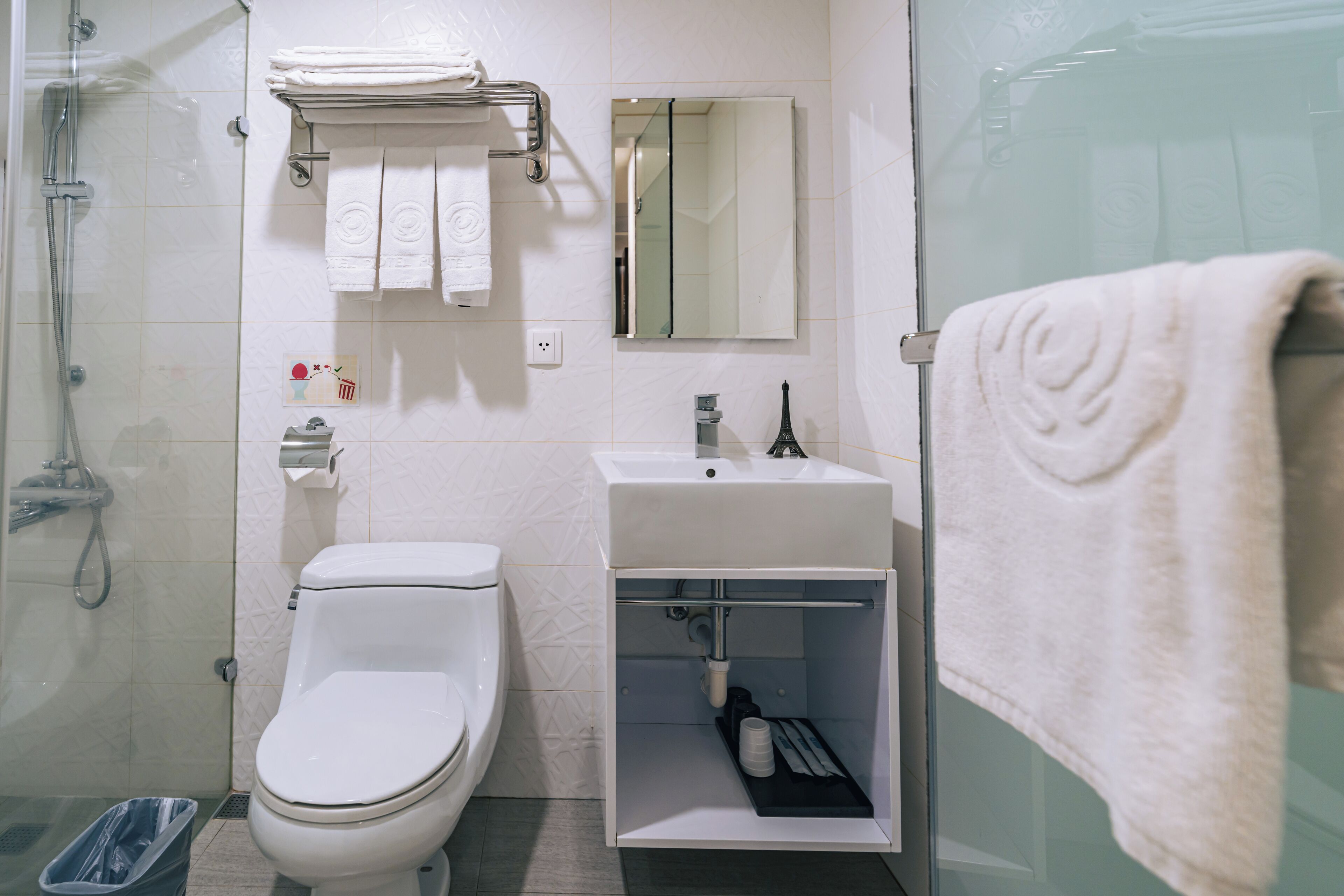 triple room, non smoking, no windows | bathroom | shower, hair dryer, towels, shampoo