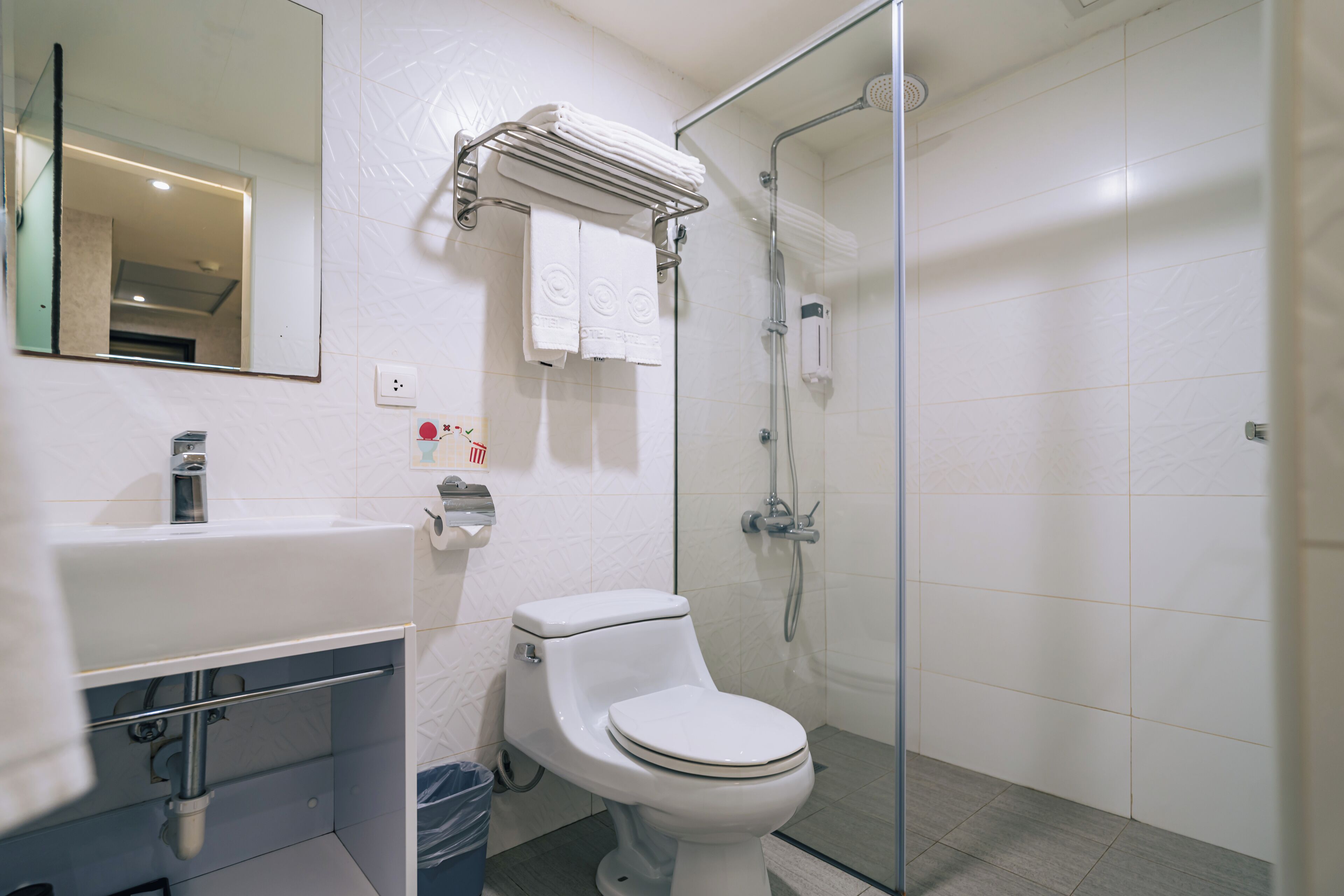 triple room, non smoking, no windows | bathroom | shower, hair dryer, towels, shampoo