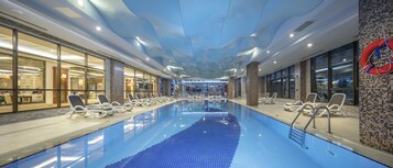 2 piscinas cubiertas, una piscina al aire libre de temporada, sombrillas