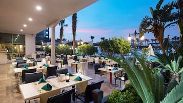 7 restaurantes, se sirven desayunos, comidas, cenas y cocina turca