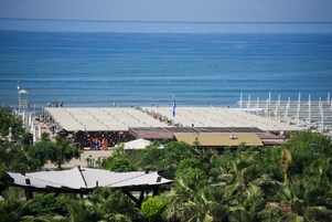 Playa privada, sillas reclinables de playa, sombrillas, toallas de playa