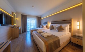 Minibar với thức uống miễn phí, két bảo mật tại phòng, bàn 
