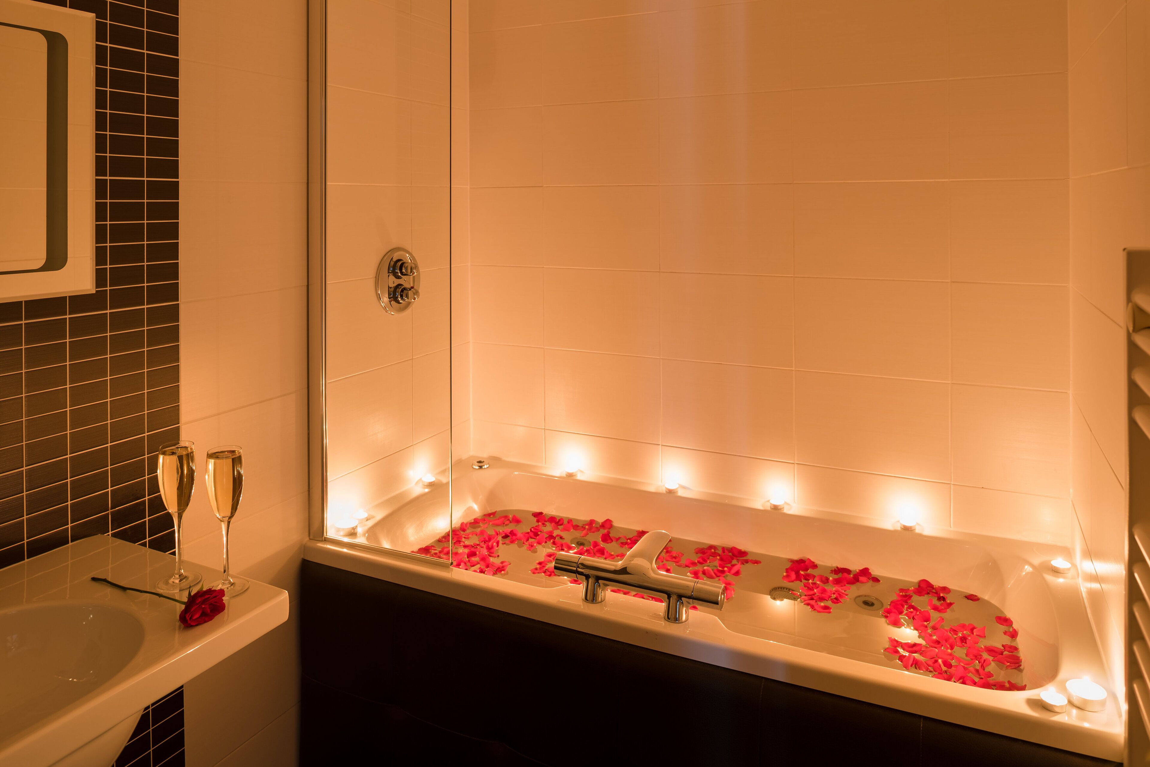 suite family room | bathroom | combined shower/bathtub, free toiletries, hair dryer, towels