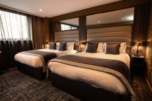 Perhehuone (Classic) | Työpöytä, kannettavalle tietokoneelle sopiva työtila, pimennysverhot